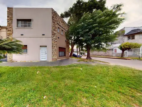 Casa 5 Ambientes con Piscina, Quincho y Doble Cochera en Esq