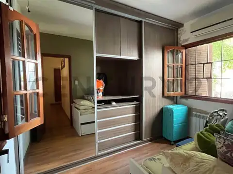 Casa 6 ambientes con 2 baños