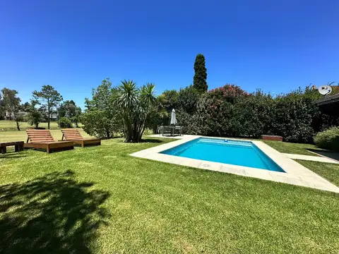 PROPIEDAD RESERVADA. Impecable casa en venta con vista al golf en el CC Larena
