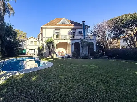 Casa 9 ambientes con 4 baños