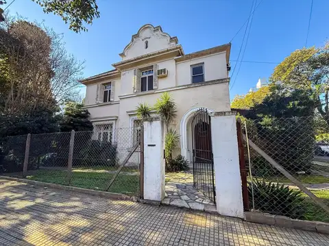 Casa en Venta en Vicente López, 2 Plantas Con Gran Jardín y Pileta