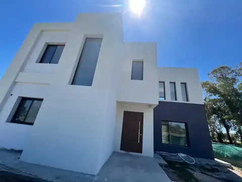 Casa con pileta en venta en Santa Sofia, Pilar del Este