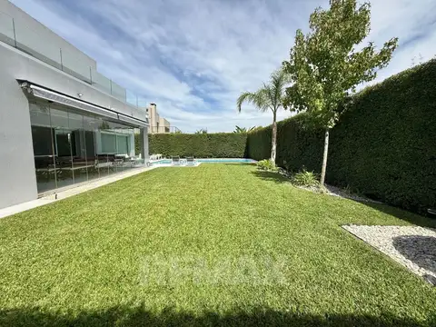 Casa 6 ambientes con 4 baños
