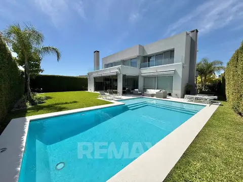 Casa en Venta con 4 cocheras