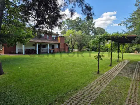 Venta.- Casa 5 ambientes Pilar.
