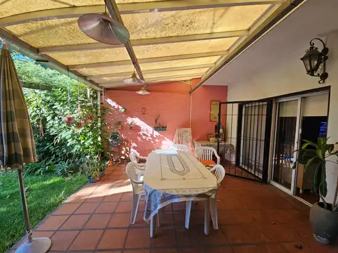 Casa 5 ambientes con 2 baños
