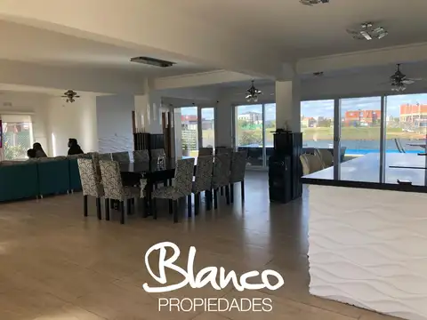 Casa en Alquiler Temporal con 3 cocheras