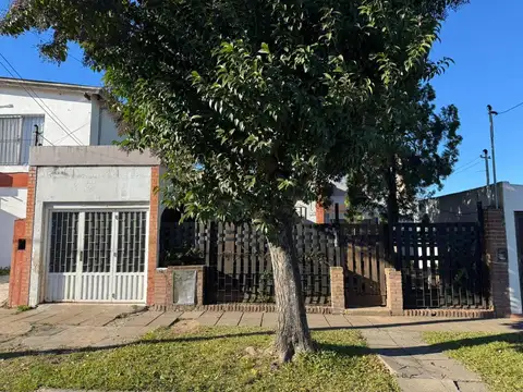 Casa con jardín, cochera y potencial