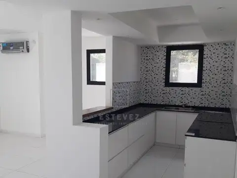 Casa en Alquiler con 2 cocheras