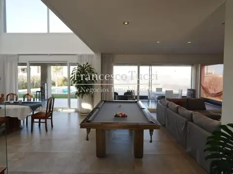 Casa en Venta con 2 cocheras