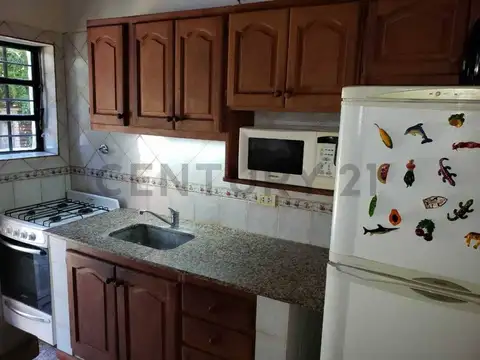 Se trata de un chalet 3 ambientes, desarrollado en una sola planta, sobre lote d