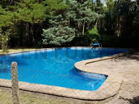 Se trata de un chalet 3 ambientes, desarrollado en una sola planta, sobre lote d