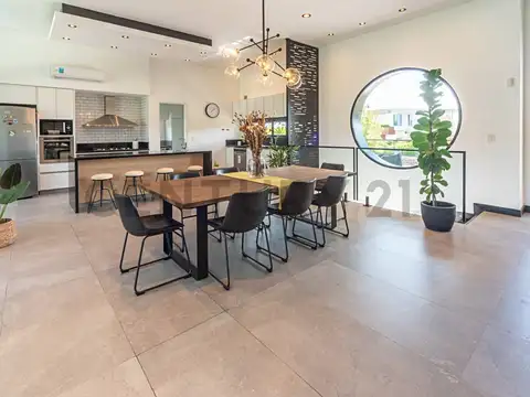 Casa 7 ambientes con 3 baños