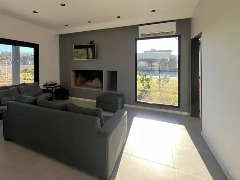 Casa 5 ambientes con 3 baños