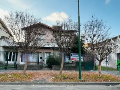 *LOTE DE 17,32 X 43,30 CON CHALET A REFACCIONAR O RECICLAR (SON 2 LOTES DE 8,66 X 43,30 C/U) 