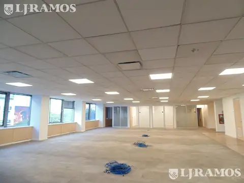 Oficina en Venta con 35 cocheras