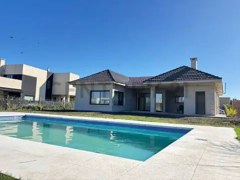 Venta de casa a estrenar desarrollada en una sola planta, en Barrio San Ramiro, Pilar del Este