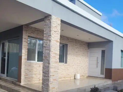 Casa 7 ambientes con 2 baños