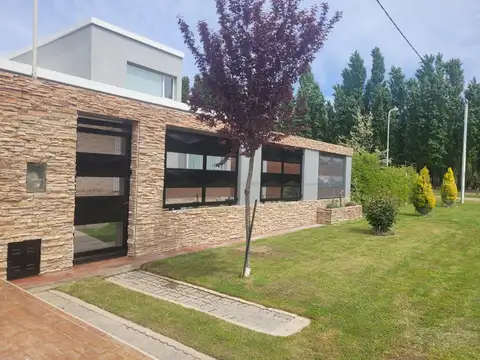 CASA EN VENTA 3 DORMITORIOS - PLOTTIER