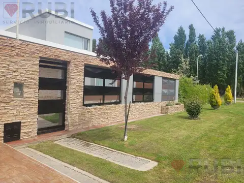 Casa 7 ambientes con 2 baños