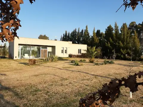 Importante casa con pileta y linda parquización