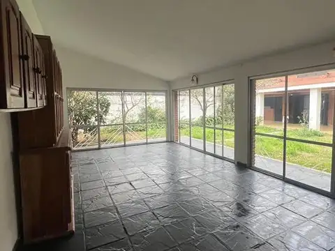 Casa 6 ambientes con 2 baños