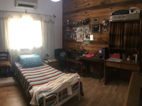 Amplia casa 4 amb. en Caseros