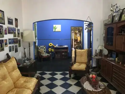 Amplia casa 4 amb. en Caseros
