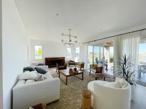 Casa en Venta con 2 cocheras