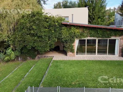 Casa 5 ambientes con 4 baños