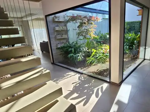 Casa en Venta con 4 cocheras