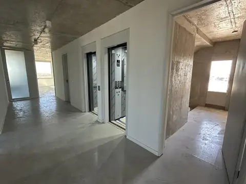 Oficina 8 ambientes con 2 baños
