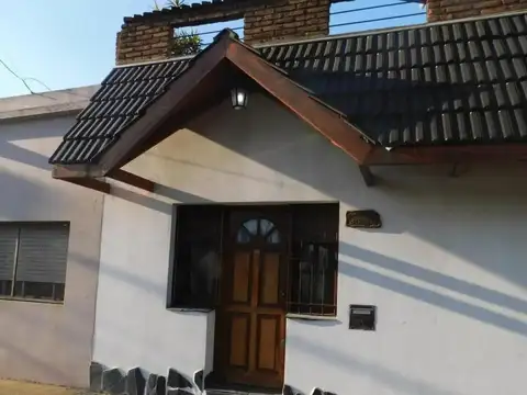 Casa En Esquina Con Local Con Baño