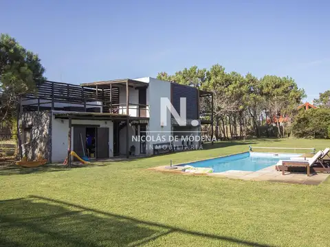 Casa 5 ambientes con 4 baños
