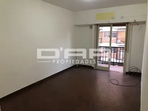 PH 2 AMB AL FRENTE CON EXCELENTE VENTILACION E ILUMINACION - 2° POR ESCALERA