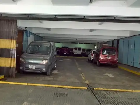 COCHERA FIJA CUBIERTA EN RIOBAMBA AL 300 - 12 M2 VIGILANCIA