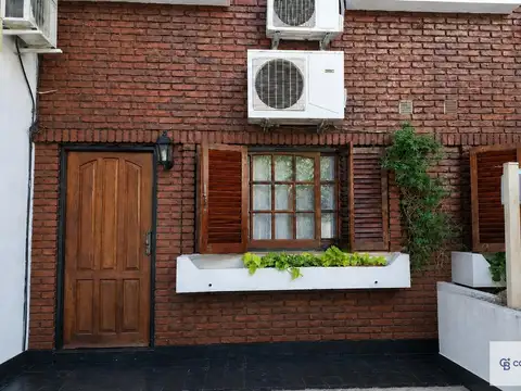 Dúplex de 4 ambientes en dos plantas con cochera, jardín y parrilla – Excelente estado – Apto crédit