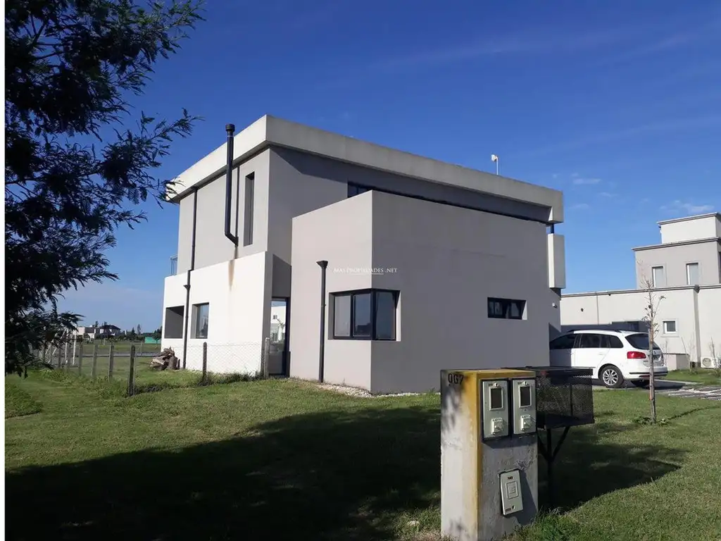 Casa en Venta - 4 dormitorios - USD 279.999