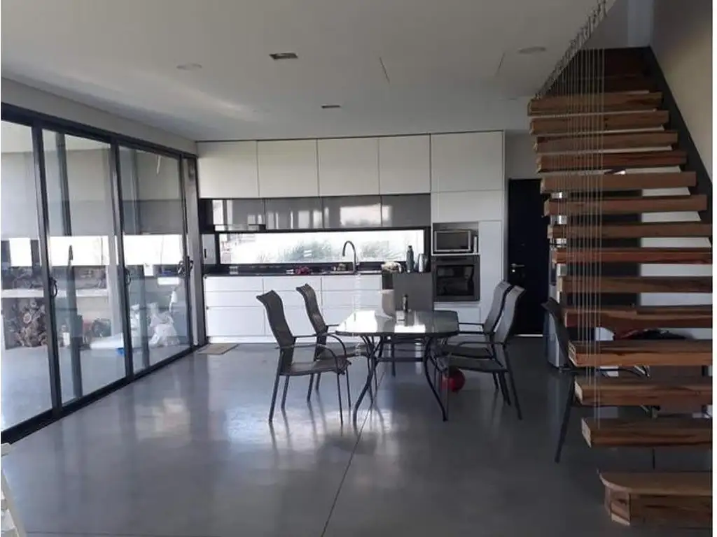 Casa - 165  m² Cubierta | 4 dormitorios | 1 año | 3 baños | 5 ambientes | 2 cocheras