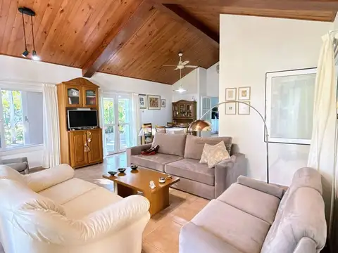 VENTA / CASA / QUINCHO / AMPLIO JARDÍN / PILETA /