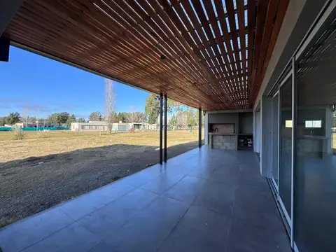 Casa en Alquiler en Area 60, USD 1.050