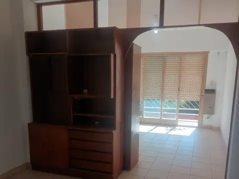 Alquiler- Monoambiente dividido al frente con balcón