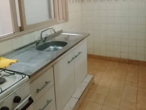 Alquiler- Monoambiente dividido al frente con balcón