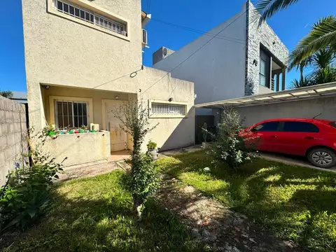 CASA EN VENTA 3 DORMITORIOS CON JARDIN Y COCHERA