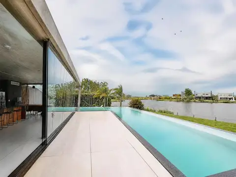 Casa en Venta con 4 cocheras