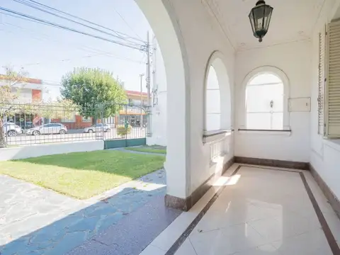Casa 8 ambientes con 2 baños