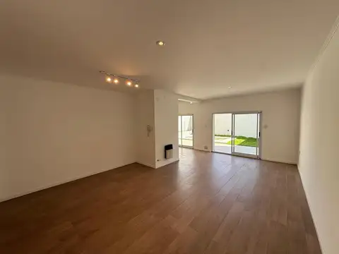 VENTA-CASA-SARGENTO CABRAL-DOS DORMITORIOS-PILETA