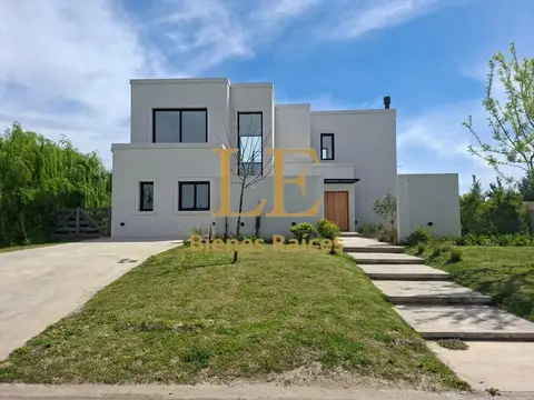 Casa 5 ambientes con 4 baños