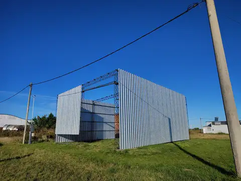 Terreno con estructura para galpón en barrio industrial de Villa Elisa ER