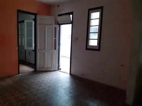 casa planta baja  amplios ambientes con cochera y patio  para reciclar